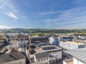 Blick über die Stadt Altersgerechte helle Penthousewohnung an der Fußgängerzone