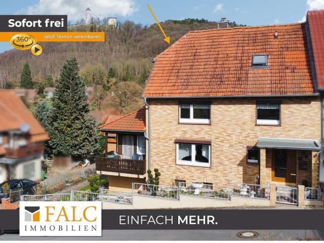Blick auf die Burg Plesse Haus mit Doppelgarage und üppiger Terrasse in Eddigehausen