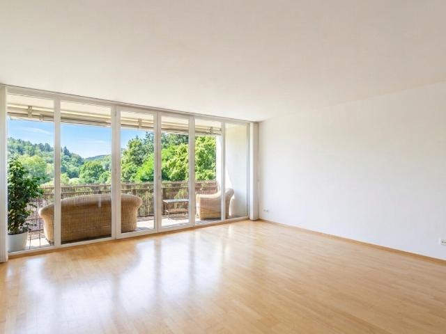 Blick ins Grüne! Großzügige 3 Zimmer Balkonwohnung mit Wintergarten