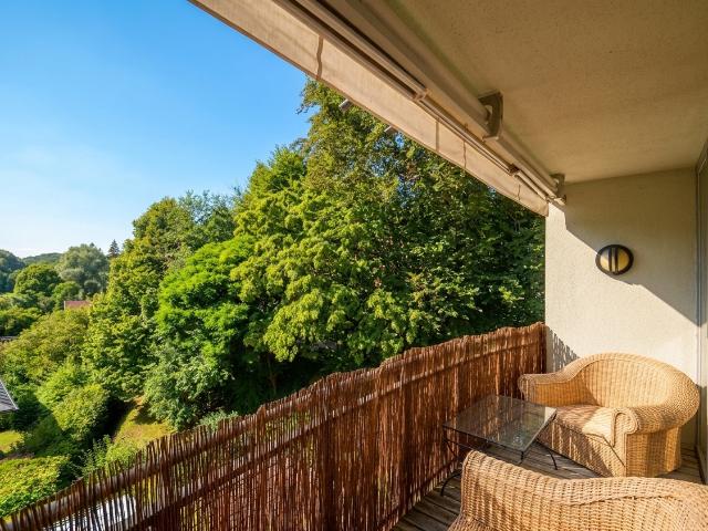 Blick ins Grüne! Großzügige 3 Zimmer Balkonwohnung mit Wintergarten
