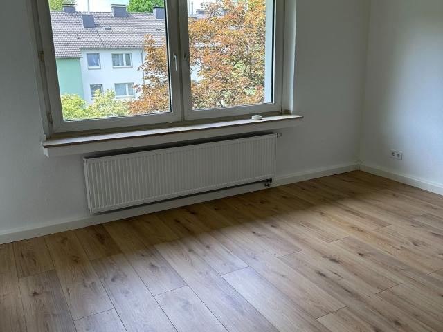 Blick ins Grüne: komplett sanierte 2 Zimmer Wohnung mit Balkon