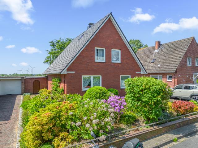 Blick ins Grüne, zentrumsnah und sofort verfügbar: Einfamilienhaus mit Garten und Garage in Husum