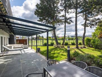 Blickfang mit Privatsphäre! Außergewöhnliches Designerhaus mit viel Raum zur Entfaltung | 9 Zimmer, Edelstahlpool, Sauna, Weinkeller | Vereint Wohnen und Arbeiten | Barrierefrei