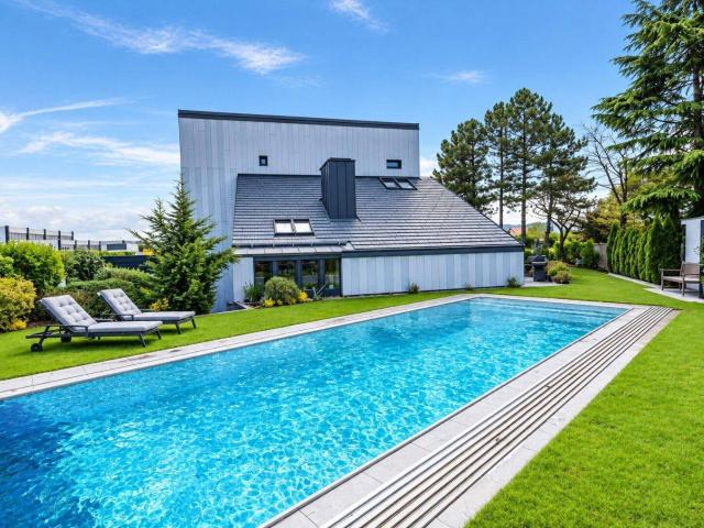 Blickfang mit Privatsphäre! Außergewöhnliches Designerhaus mit viel Raum zur Entfaltung | 9 Zimmer, Edelstahlpool, Sauna, Weinkeller | Vereint Wohnen und Arbeiten | Barrierefrei