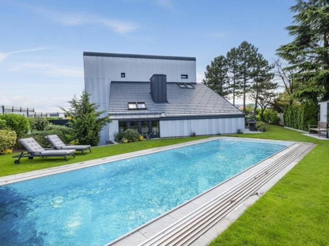 Blickfang mit Privatsphäre! Außergewöhnliches Designerhaus mit viel Raum zur Entfaltung | 9 Zimmer, Edelstahlpool, Sauna, Weinkeller | Vereint Wohnen und Arbeiten | Barrierefrei