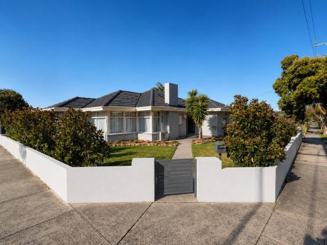 BLUE CHIP CORNER HOLDING WITH STRONG RENTAL APPEAL & FUTURE POTENTIAL