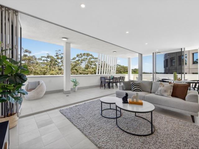 LAST UNIT AVAILABLE! Blue chip address with exceptional lifestyle appeal