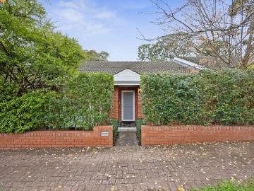 BLUE CHIP ERINDALE ENTRY POINT | UPDATED SOLID BRICK HOMETTE IN A HIGHLY SOUGHT AFTER EASTERN SUBURBS LOCALE
