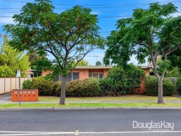 Blue Chip Location. 300m to Sunshine Station. 911m2 Future Upside