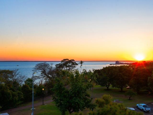 BLUE CHIP LOCATION + HARBOUR VIEWS