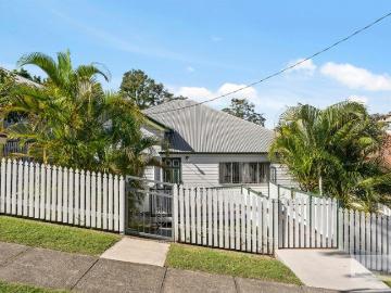 Blue chip location on 713m2 of land