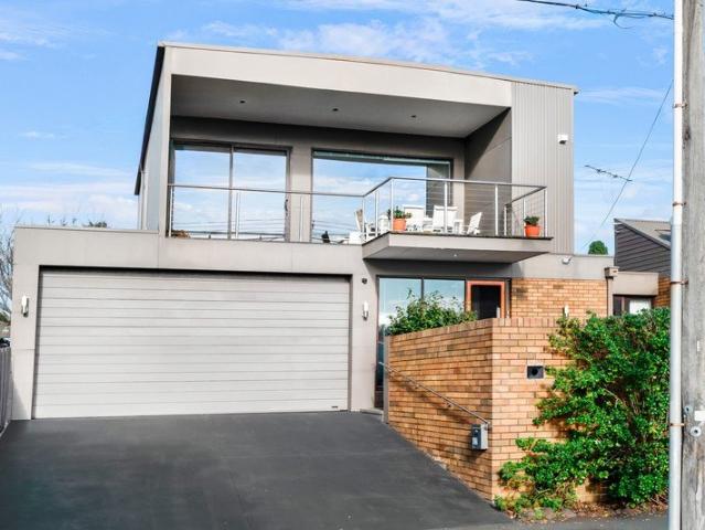 Blue Chip Newtown Living with Elevated Geelong Views
