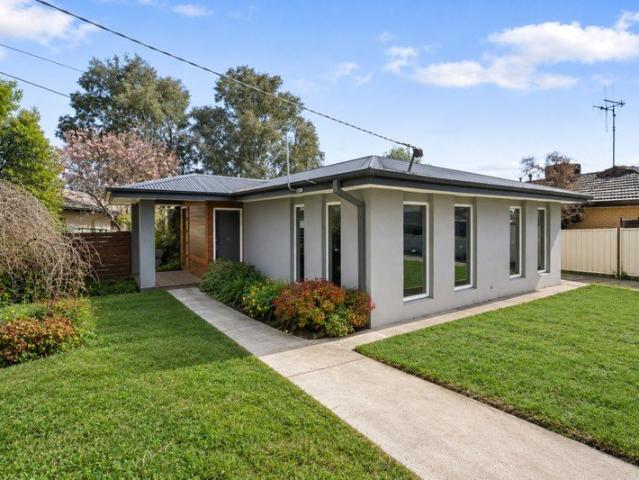 Blue Chip Strathdale Location Renovated & Ready to Enjoy