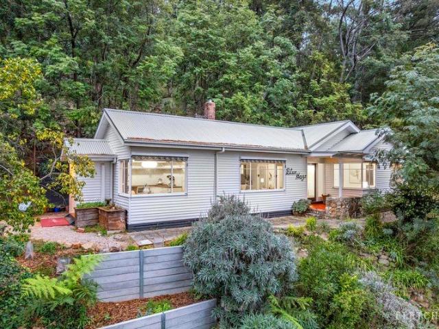 Blue Haze Peaceful Sanctuary With Breathtaking Views LIMITED PARKING.WILL NEED TO WALK UP DRIVEWAY