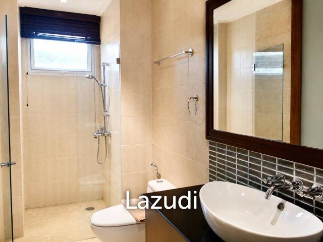BLUE LAGOON: 2 Bed Pool Access Condo near the beach