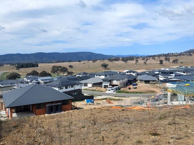 Blue ribbon street, large block and magnificent views