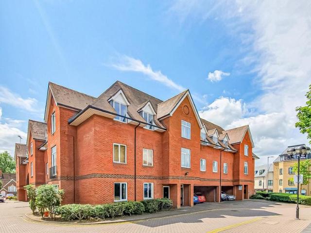 Bluecoat Court, Hertford 2 bed apartment to rent £1,500 pcm £346 pw
