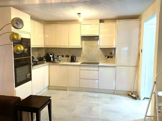 Bluebell Way, Ilford IG1 1 bed apartment to rent £1,525 pcm £352 pw