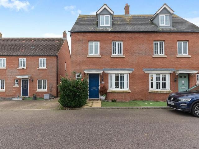 Bluebell Drive, Henlow SG16 4 bed semi detached house to rent £2,100 pcm £485 pw