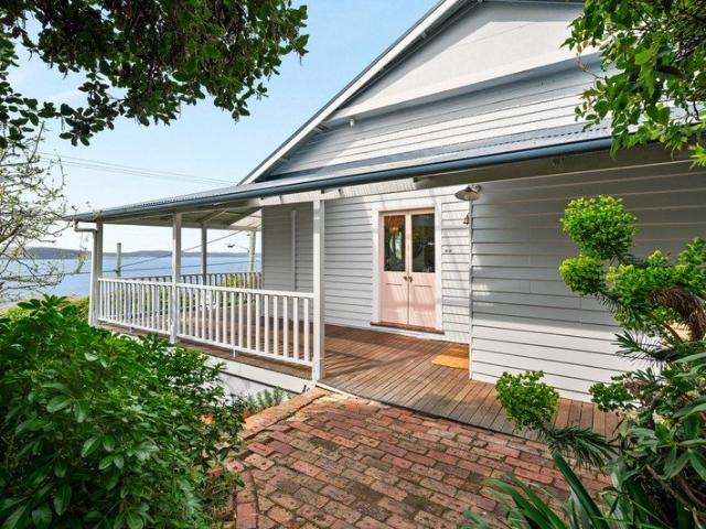 'Blue's Point' Charming cottage with water views