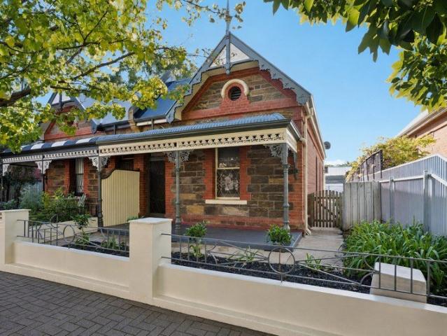 Bluestone Cottage Superbly Located with Rear Lane Access