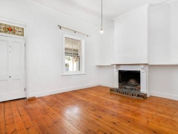 Bluestone Row Cottage in Sought After Location
