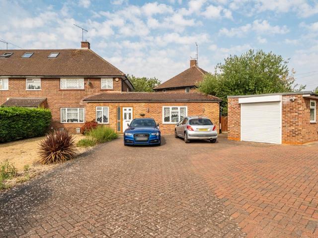 Blumfield Crescent, Burnham, Slough, SL1 4 bed semi detached house to rent £2,550 pcm £588 pw