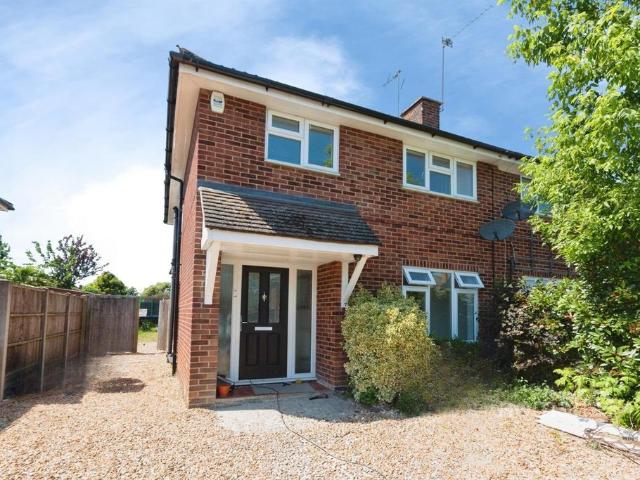 Blunden Road, Farnborough, Hampshire. 3 bed semi detached house to rent £1,900 pcm £438 pw