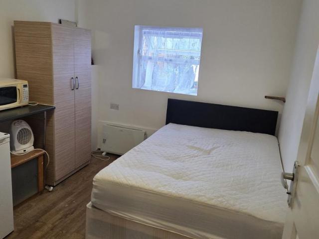 Blurton Road, London E5 Studio to rent £1,300 pcm £300 pw