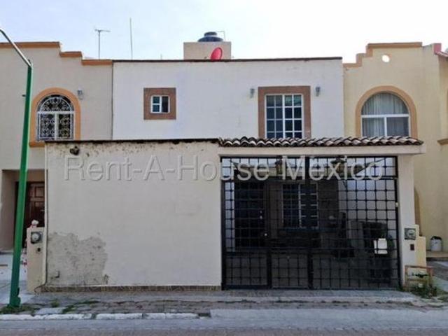Blvd Hacienda La Gloria VENTA. Casa a 5 minutos de la UAQ con 5 recámaras y cuarto de servicio