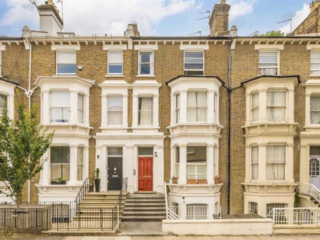 Blythe Road, London W14 2 bed flat to rent £2,900 pcm £669 pw