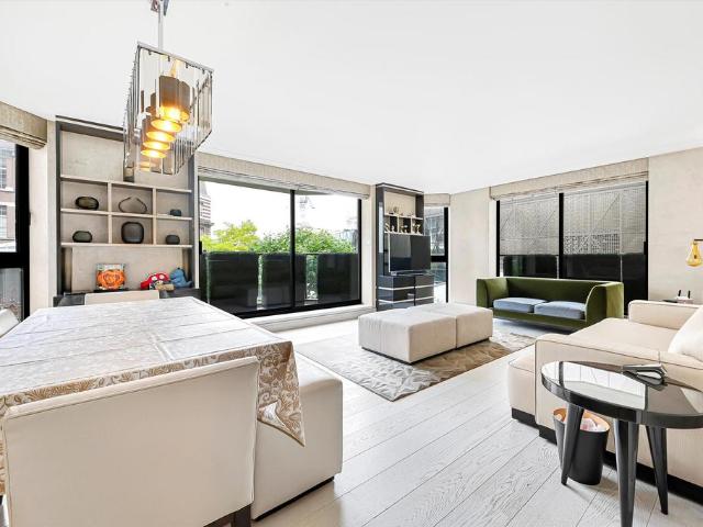 Blythe Road, London W14 3 bed flat to rent £5,746 pcm £1,326 pw