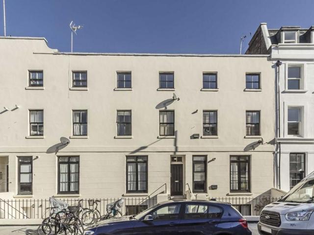 Blythe Road, London W14 3 bed flat to rent £3,450 pcm £796 pw