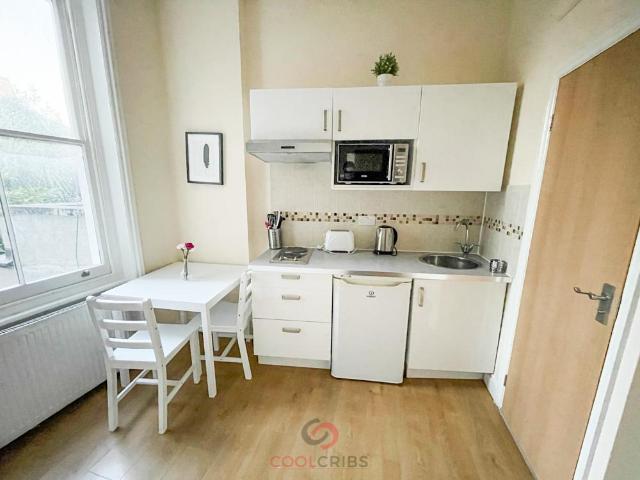 Blythe Road, Shepherds Bush, London W14 Studio to rent £1,192 pcm £275 pw