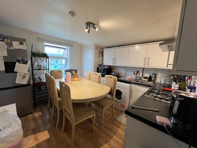 Blythswood Road, Ilford, Essex, IG3 2 bed flat to rent £1,650 pcm £381 pw