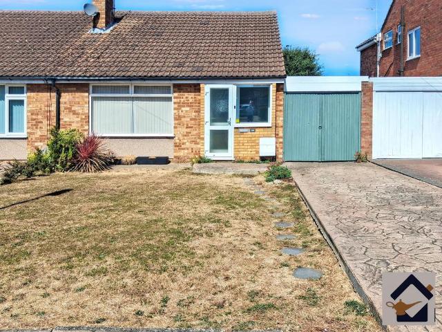 Broughton Avenue, Aylesbury HP20 2 bed semi detached bungalow to rent £1,600 pcm £369 pw
