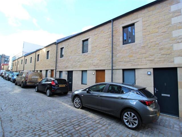 Broughton Street Lane, Edinburgh. 2 bed terraced house to rent £2,100 pcm £485 pw