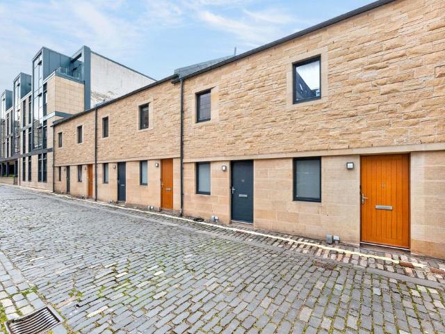Broughton Street Lane, Edinburgh. 2 bed terraced house to rent £2,100 pcm £485 pw