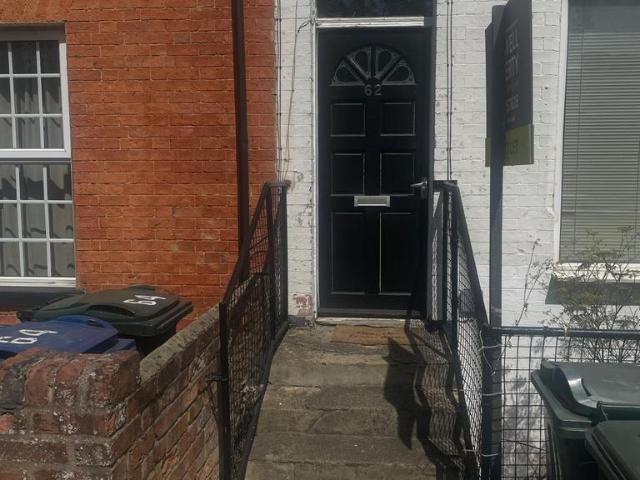 Broughton Road 2 bed flat to rent £900 pcm £208 pw
