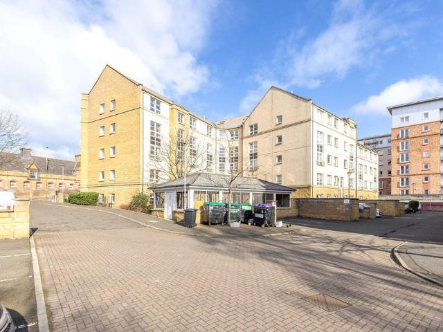 Broughton Road, Edinburgh 2 bed apartment to rent £1,295 pcm £299 pw
