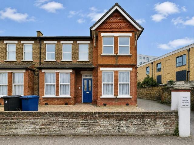 Broughton Road, London House to rent £2,083 pcm £481 pw