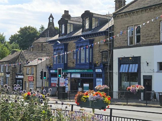 Browgate, Baildon, Shipley, West Yorkshire BD17, 2 bed flat to rent, £795 pcm | PrimeLocation