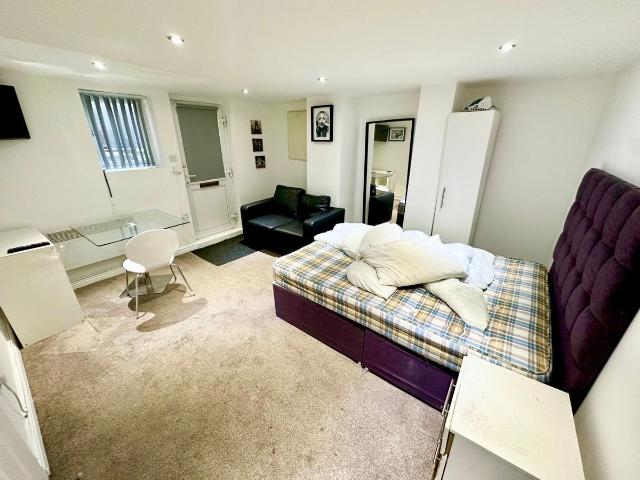 Brownhill Crescent, Leeds LS9, Studio to rent, £675 pcm | PrimeLocation