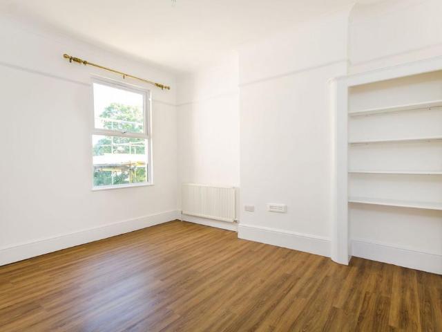 Brownhill Road, Catford, London, SE6 3 bed maisonette to rent £2,500 pcm £577 pw