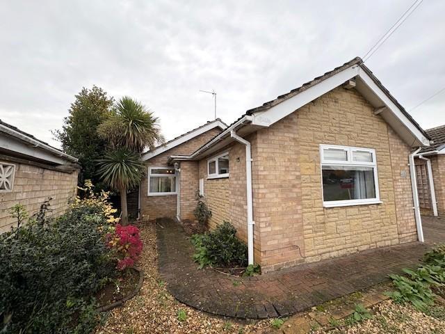 Browning Avenue, Kettering, NN16 2 bed bungalow to rent £950 pcm £219 pw
