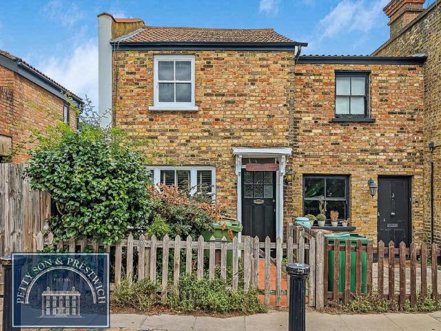 Browning Road, Leytonstone 2 bed end of terrace house to rent £2,000 pcm £462 pw
