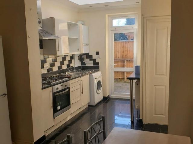 Browning Road, London, E12 2 bed flat to rent £1,700 pcm £392 pw