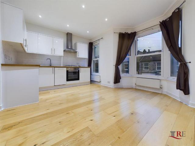 Brownlow Road, London, NW10 2 bed flat to rent £1,700 pcm £392 pw