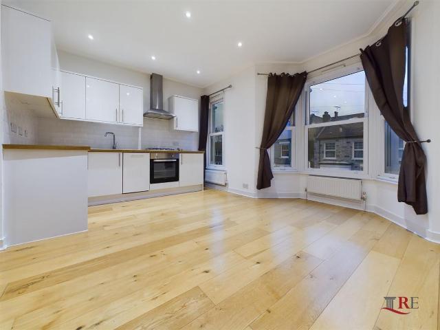 Brownlow Road, London NW10, 2 bed flat to rent, £1,750 pcm | PrimeLocation