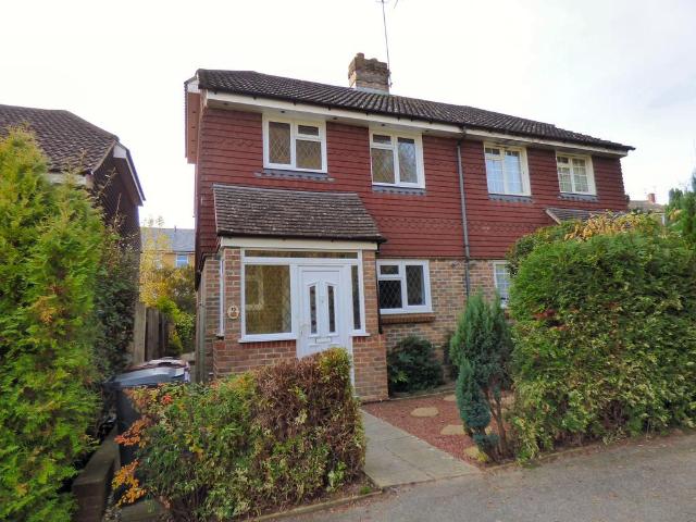 Browns Path, Uckfield TN22 3 bed semi detached house to rent £1,475 pcm £340 pw